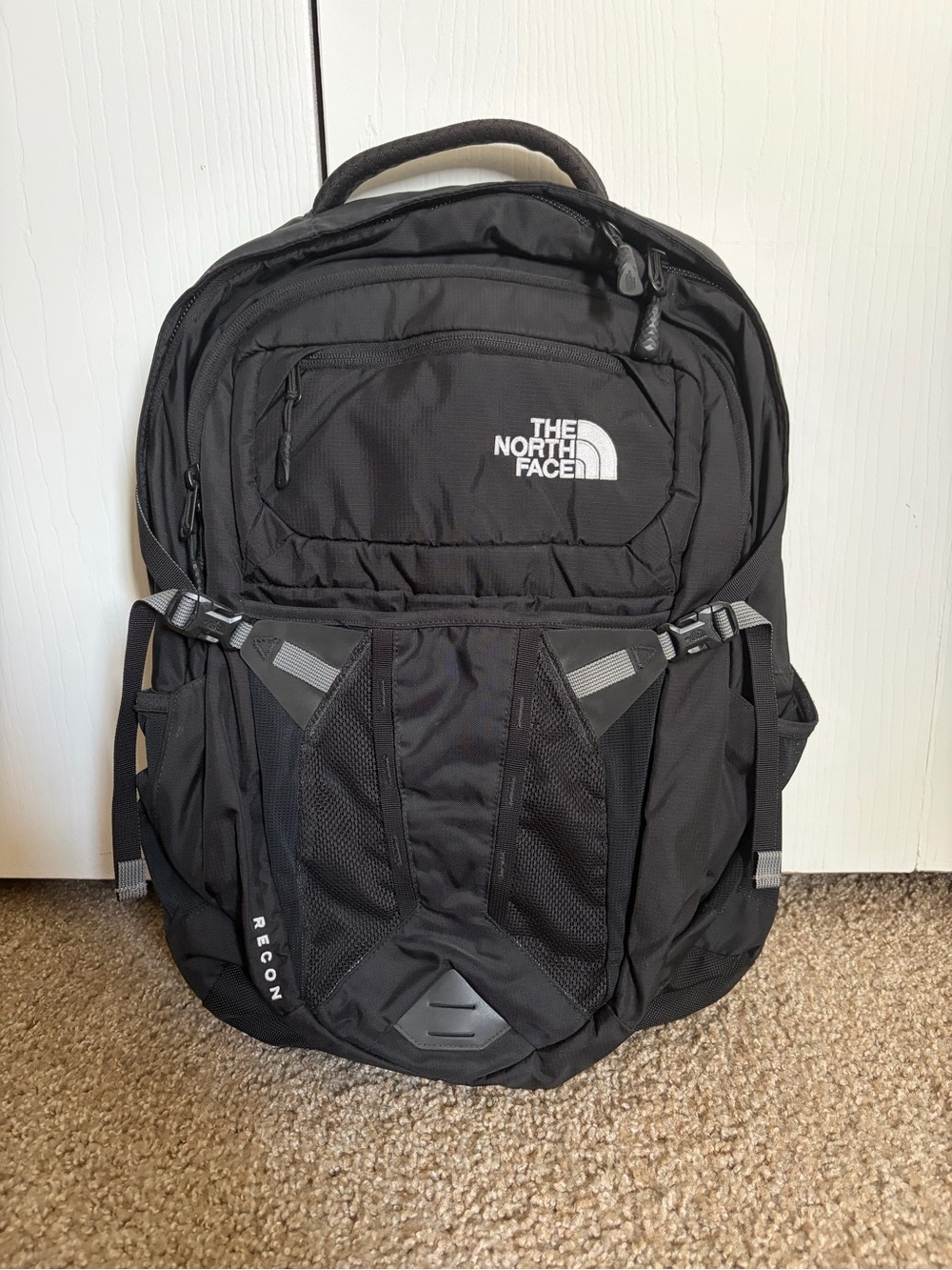 LIKE NEW The North Face Women’s Black Recon Backpack 🐦‍⬛